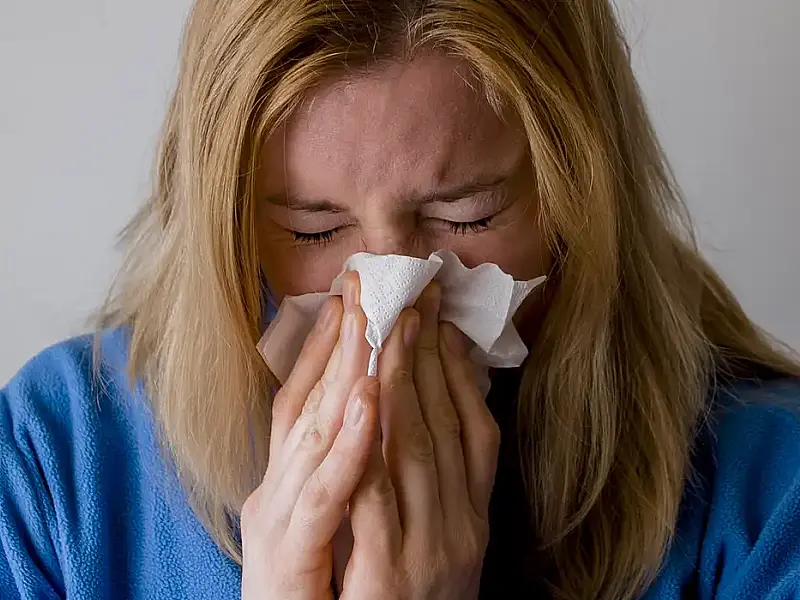Manter ambientes arejados e higienizados é fundamental para evitar gatilhos da asma durante os meses mais frios.