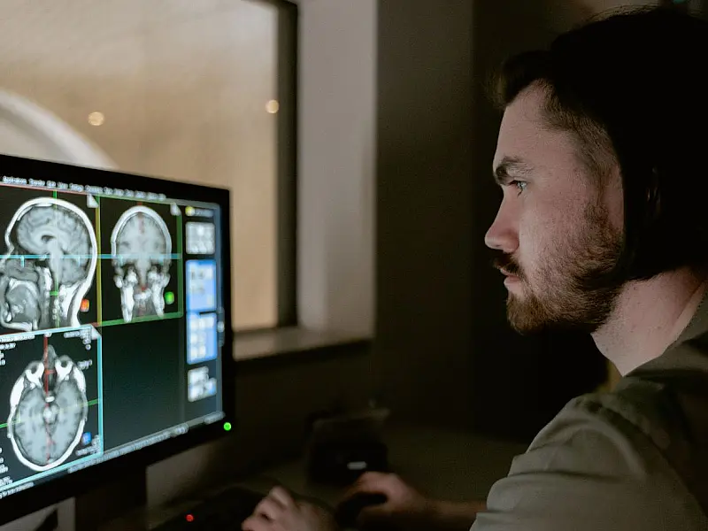 Cientistas utilizaram exames cerebrais avançados para monitorar o impacto positivo do aprendizado de múltiplos idiomas na atividade neural