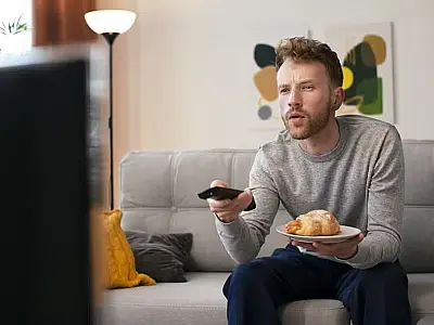 Assistir muita TV encolhe o cérebro e acelera o declínio cognitivo, diz estudo
