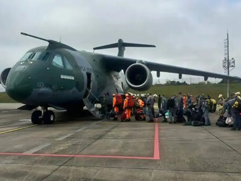 Compartimento de carga de um avião militar contendo paletes de caixas de mantimentos prontos para transporte