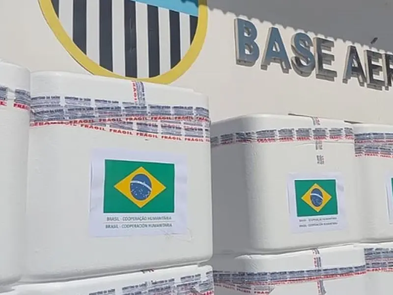 Carga com vacinas e insumos médicos é preparada para embarque em aeronave da Força Aérea Brasileira.