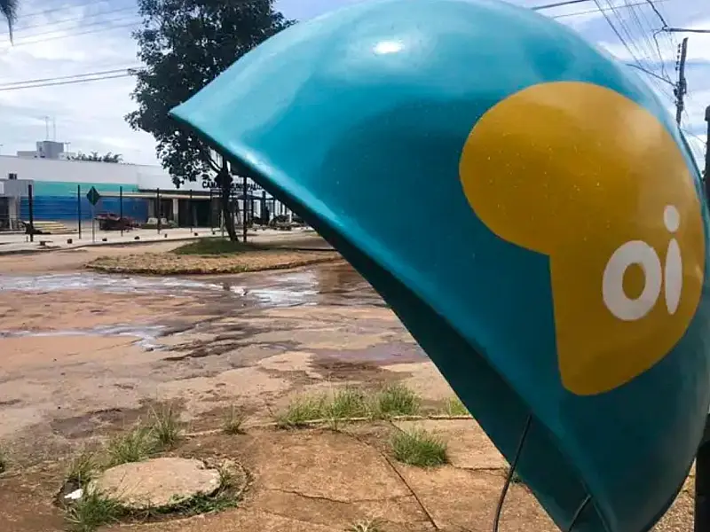 Aparelho de orelhão instalado em calçada pública antes da remoção determinada pela Anatel