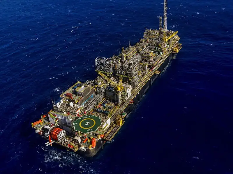 Plataforma de petróleo no mar; a commodity está entre os 471 itens brasileiros isentos da sobretaxa dos Estados Unidos.