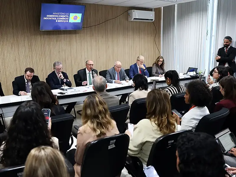 Vice presidente Geraldo Alckmin e equipe ministerial anunciam medidas de crédito e retaliação legal contra barreiras comerciais dos EUA.
