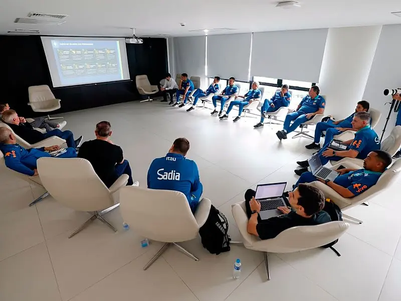 Carlo Ancelotti se reúne com comissão técnica e diretores na Granja Comary