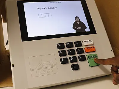 Urna eletrônica utilizada no sistema de votação brasileiro, cujas candidaturas começam a ser definidas em convenções