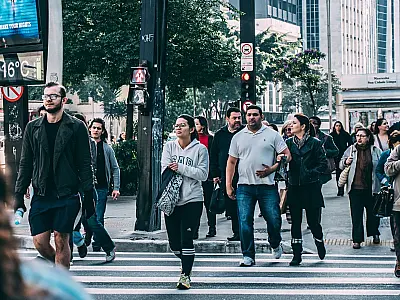 Entrevistadores do IBGE percorrem ruas de todo o país para coletar dados da Pesquisa Nacional de Saúde 2026