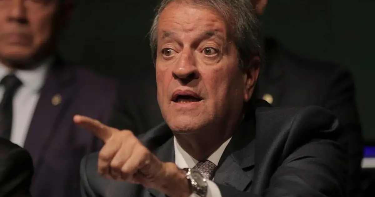 O presidente nacional do Partido Liberal (PL), Valdemar Costa Neto, em plano médio, falando ao microfone diante de jornalistas e cinegrafistas em Brasília