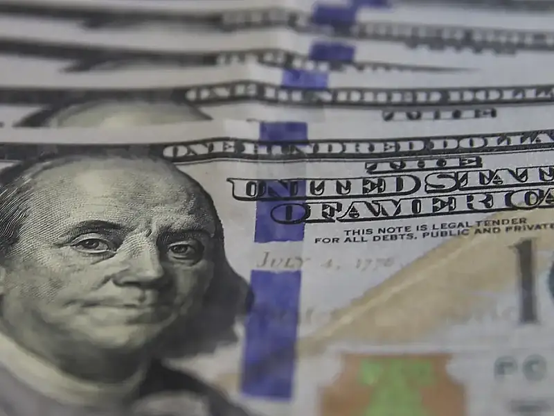 O dólar operou em queda durante toda a tarde acompanhando a valorização das commodities no exterior.