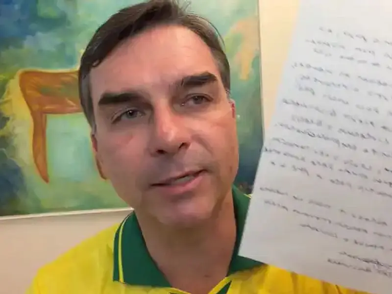 Senador Flávio Bolsonaro atua como porta-voz do pai e busca pacificar divisões internas no Partido Liberal