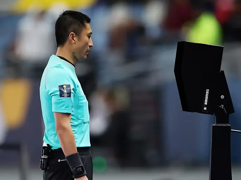 Nova diretriz da Fifa posiciona árbitros auxiliares no estádio para evitar falhas de sinal com o IBC