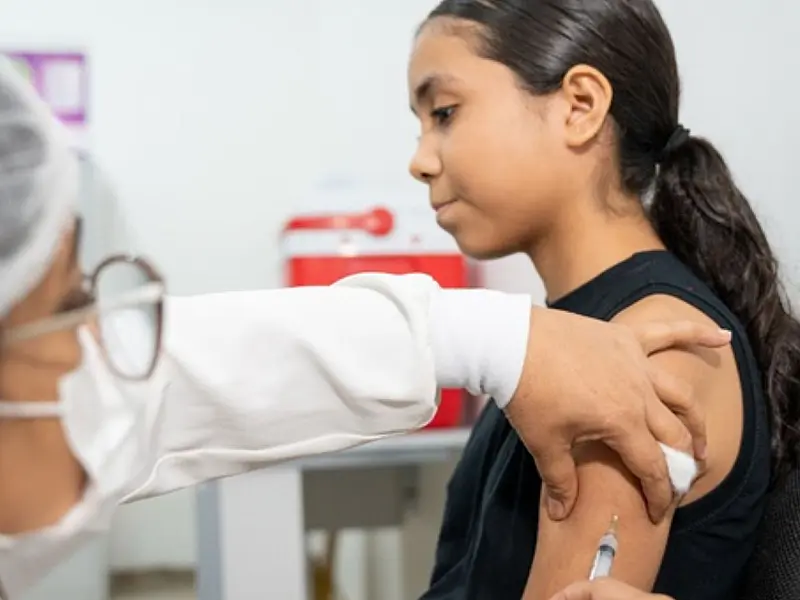 Vacinação contra o HPV é estendida até o fim do ano para garantir a imunização de jovens de até 19 anos