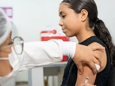 Vacinação contra o HPV é estendida até o fim do ano para garantir a imunização de jovens de até 19 anos