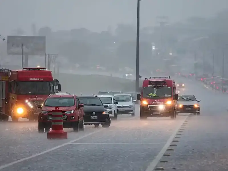Ciclone e frente fria acendem alerta de temporal severo em Santa Catarina