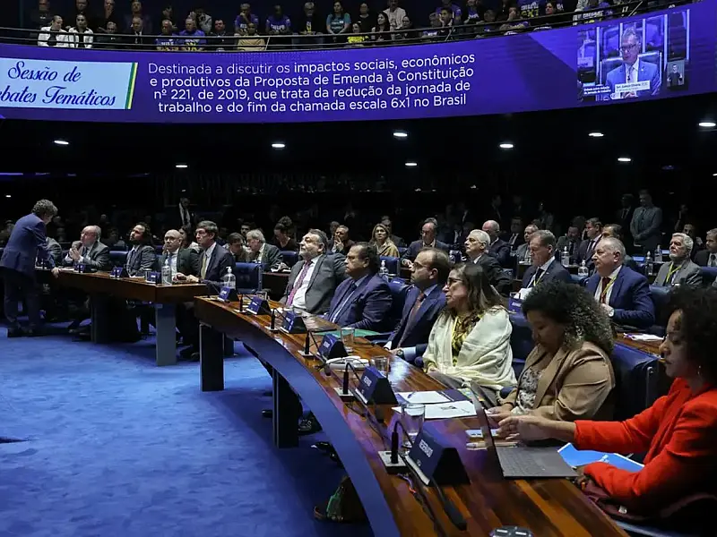 Vista geral do plenário do Senado Federal durante sessão de audiência pública, com as galerias e cadeiras ocupadas por parlamentares e convidados