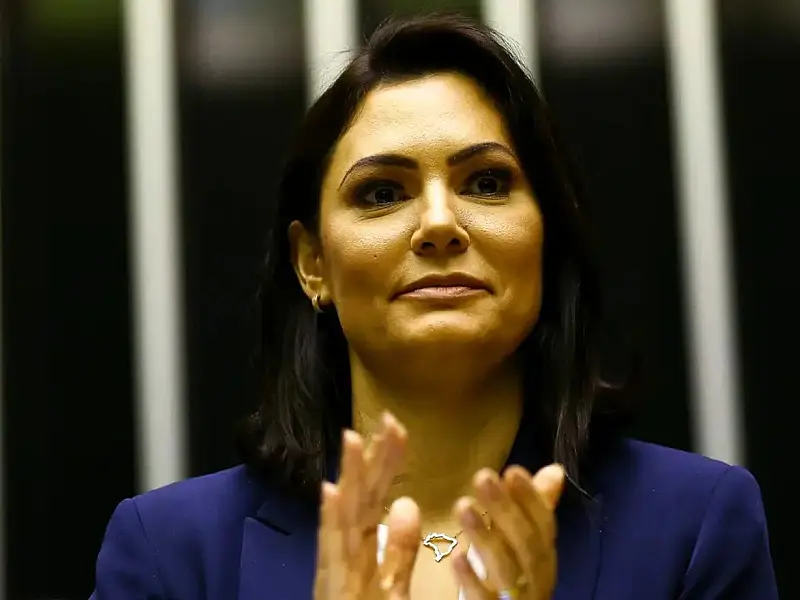 Michelle Bolsonaro aceita pedido de desculpas de Flávio Bolsonaro e defende unidade do partido
