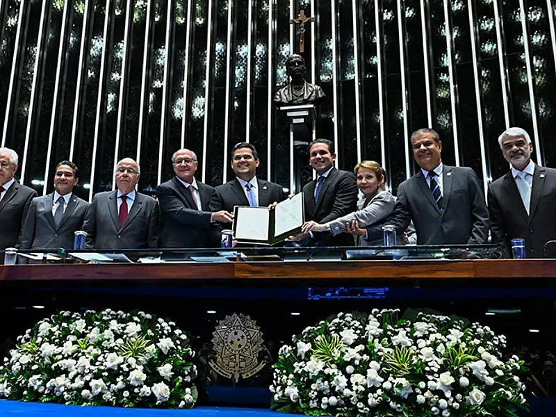 Sessão solene do Congresso Nacional durante a promulgação do histórico acordo de livre comércio entre o Mercosul e a União Europeia