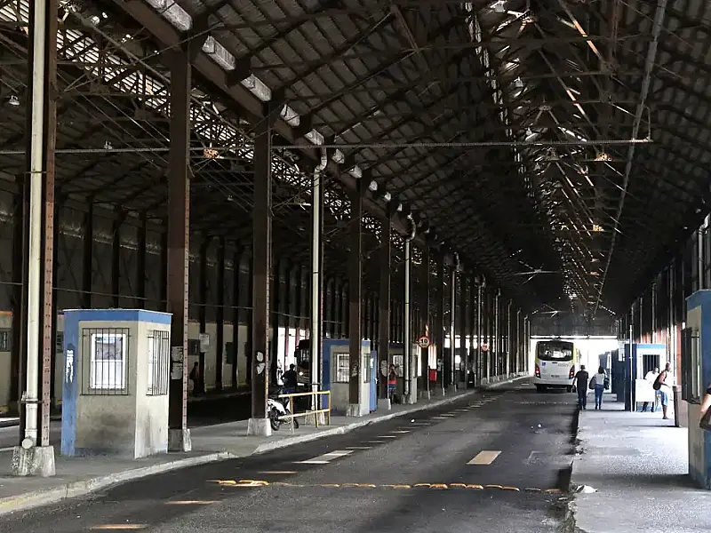 Passageiros enfrentam incertezas no Rio de Janeiro diante da possibilidade de nova paralisação de ônibus.