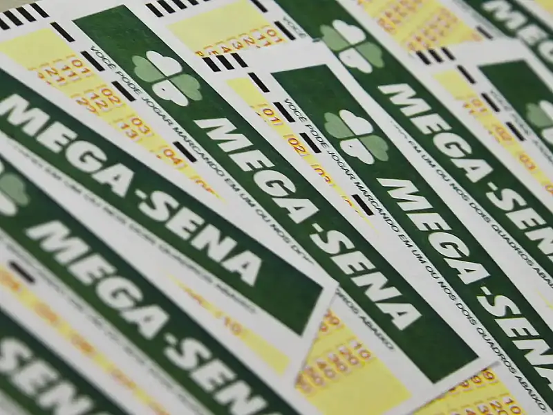Bilhete da Mega Sena preenchido em uma casa lotérica; próximo prêmio está estimado em R$ 25 milhões.