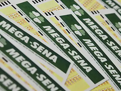 Bilhete da Mega Sena preenchido em uma casa lotérica; próximo prêmio está estimado em R$ 25 milhões.