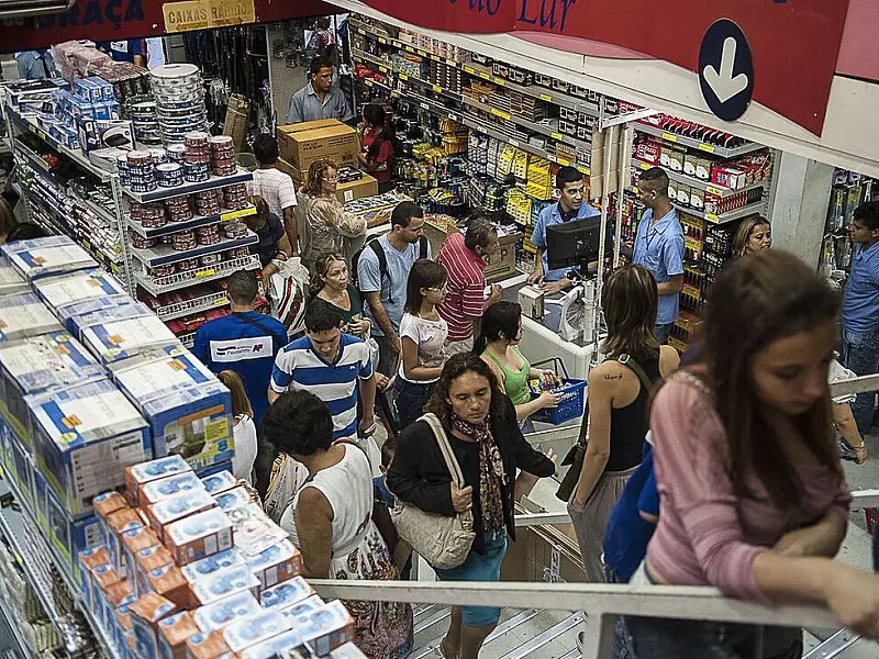 Novas regras exigem acordo coletivo para o funcionamento de supermercados, farmácias e varejo durante feriados.
