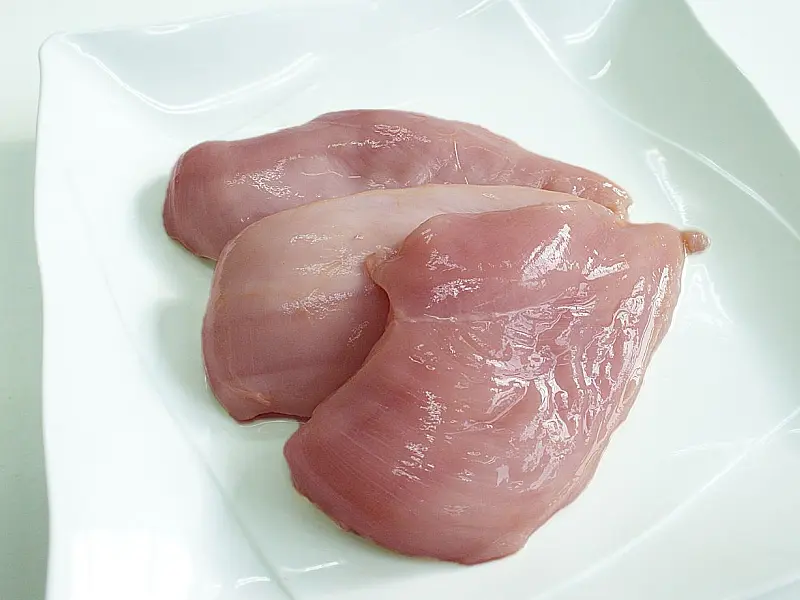 Coloração da pele do frango depende da alimentação da ave e não altera a qualidade da carne