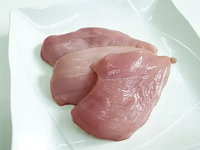 Pele amarela ou branca: especialistas explicam as diferenças na hora de comprar carne de frango