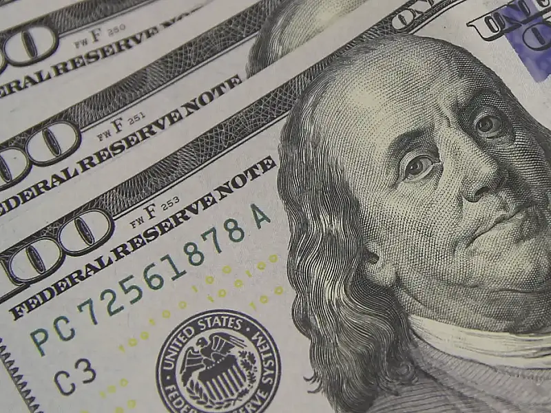 Movimentação do dólar comercial reflete tensões tarifárias entre Brasil e Estados Unidos.