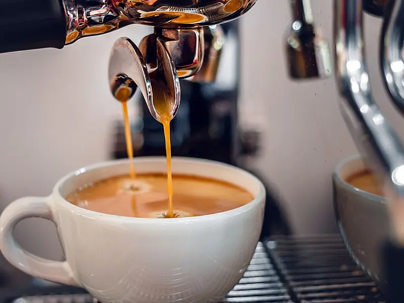 Preparo de café expresso em máquina profissional, bebida que foi associada à redução da mortalidade