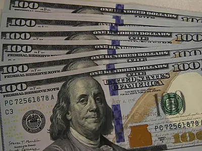 Dólar emenda terceira queda e fecha a R$ 5,13; Ibovespa recua com cautela fiscal e fuga de capital