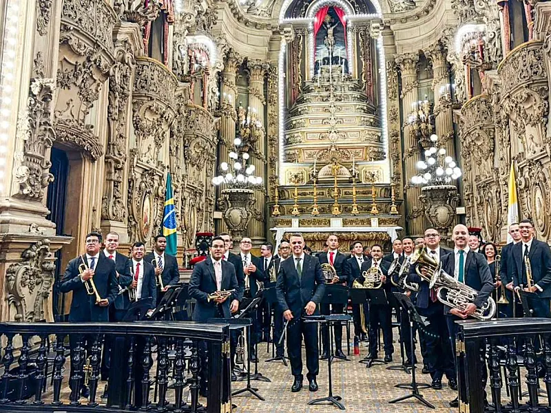 Integrantes da Rio Brass Band se apresentam em formato de coral de metais no Centro do Rio de Janeiro