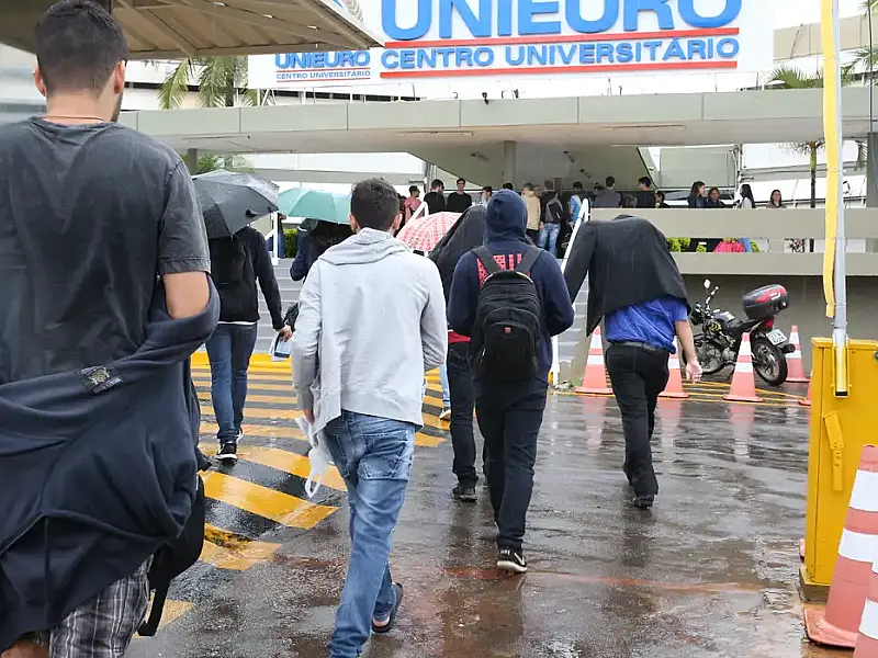 Estudantes devem ficar atentos aos novos critérios de carência e taxas de juros no Fies 2026.