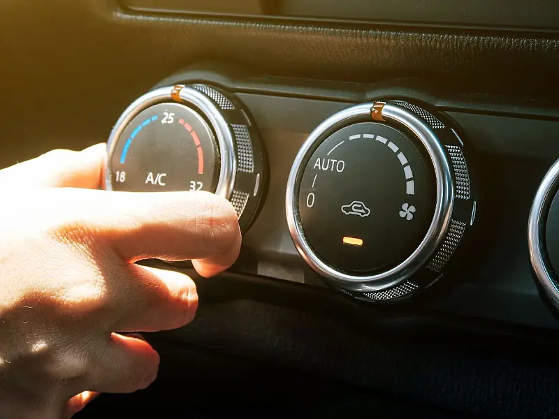Aguardar alguns segundos antes de ligar o ar condicionado do carro preserva a bateria