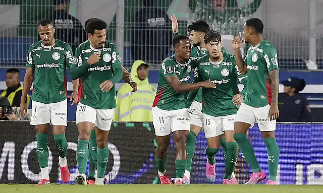 Gustavo Gómez comemora gol da classificação do Palmeiras contra o Cerro Porteño no Paraguai.