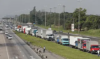 Nova lei do frete mínimo rodoviário torna permanente exigência do CIOT e automatiza fiscalização de cargas nas rodovias.
