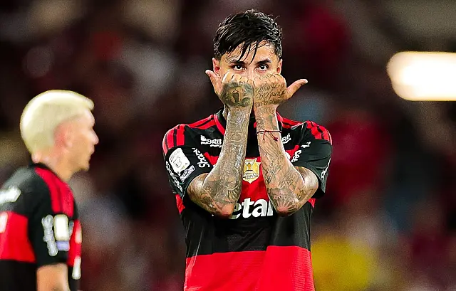 Volante Erick Pulgar comemora gol marcado durante partida no Maracanã