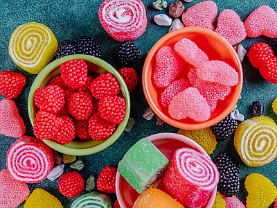 Fabricantes de doces iniciam transição para eliminar corantes sintéticos de produtos