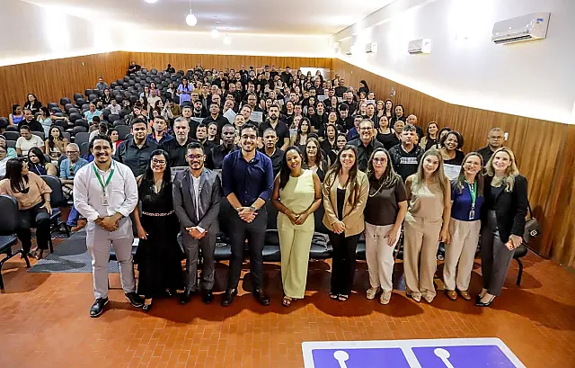 Profissionais da saúde reunidos durante a cerimônia oficial de formatura do curso técnico