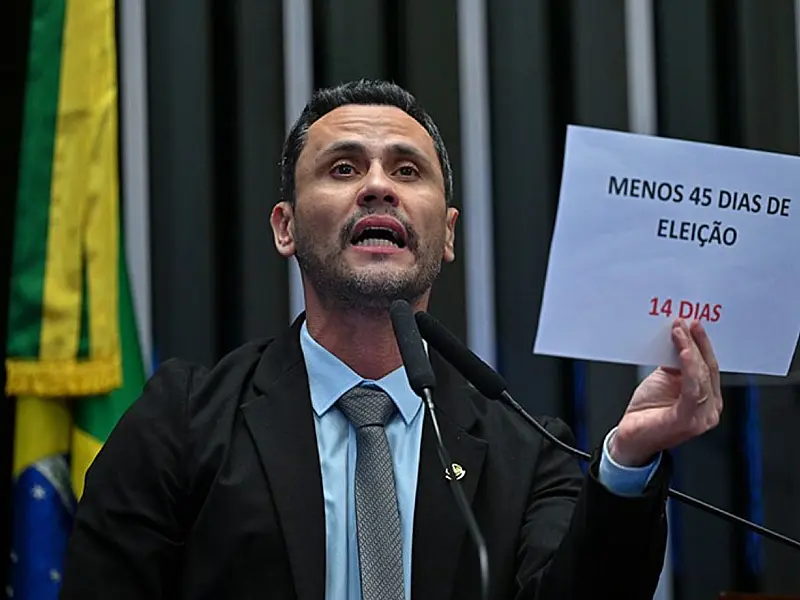 Senador Cleitinho Azevedo em pronunciamento sobre sua decisão eleitoral