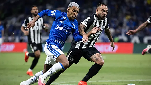Jogadores disputam a bola em clássico movimentado pelas quartas de final no Mineirão.