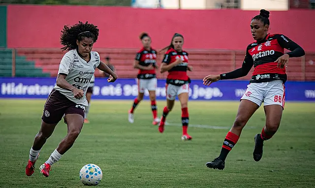 Atacante Mariana comemora o gol da vitória do Flamengo contra a Ferroviária nas quartas de final do Brasileirão Feminino.