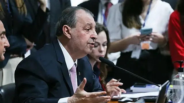 Senador Omar Aziz manteve o texto integral aprovado na Câmara para acelerar a votação da PEC.