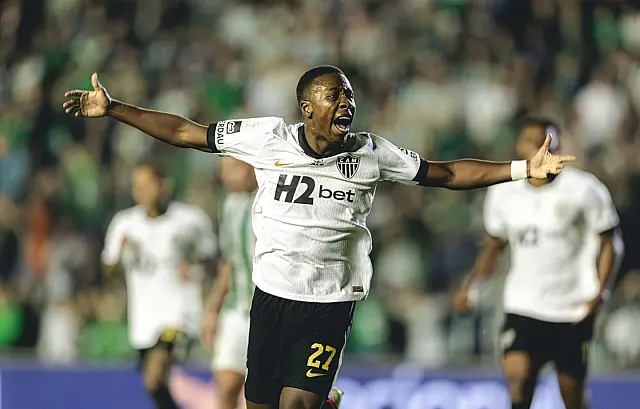 Jogador do Atlético Mineiro celebra gol decisivo que garantiu a vaga na Copa do Brasil