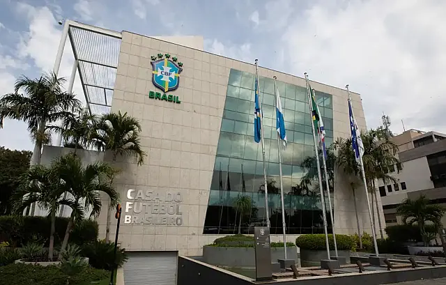 Fachada moderna do prédio da sede da CBF com o escudo da entidade em destaque