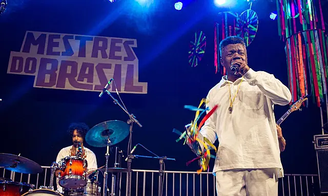 A rainha Francisca Dias, a Rainha Preta, lidera o tradicional maçambique quilombola em apresentação nacional.