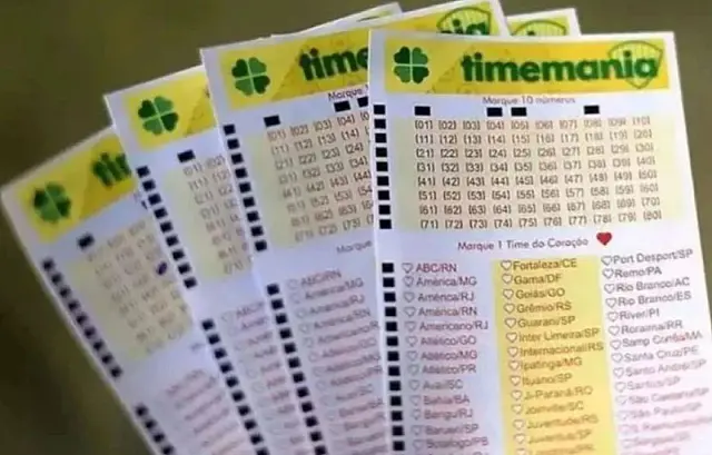 Bilhetes e volantes de apostas lotéricas em mesa de conferência de resultados
