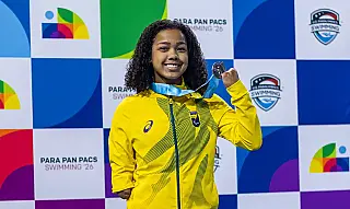 Alessandra Oliveira quebra recorde mundial na natação paralímpica