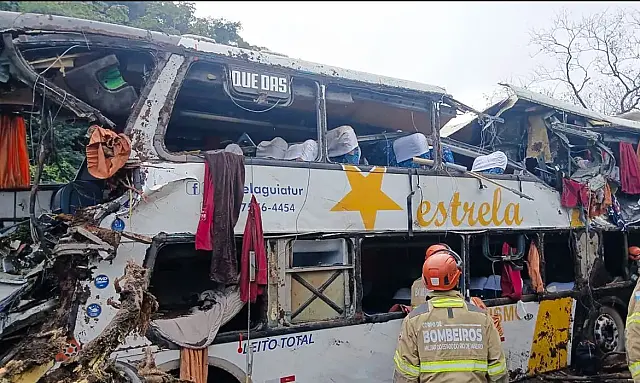 Tragédia na BR-040: Tombamento de ônibus em Petrópolis deixa nove mortos e dezenas de feridos