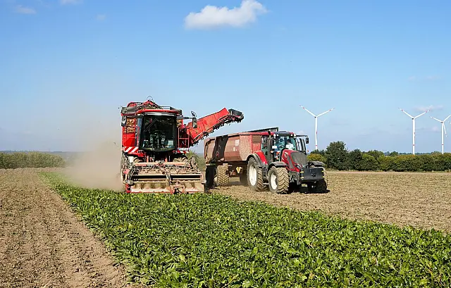 Maquinário agrícola trabalhando em lavoura de grande porte no campo