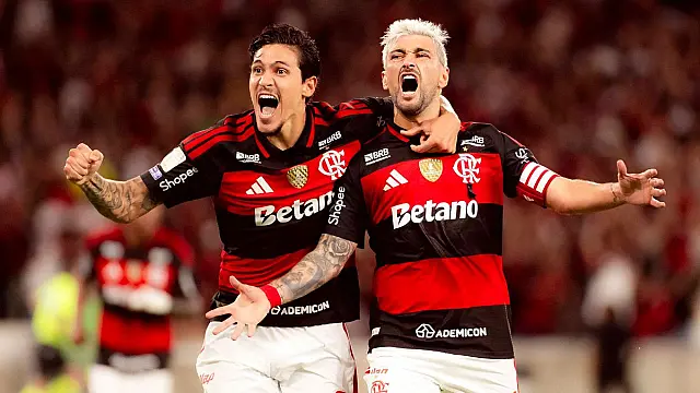 Elenco de futebol do Flamengo reunido em campo durante atividade de preparação tática